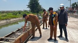 Bupati Subandi Sidak Betonisasi Jalan Kebonagung-Kemasan Krian, Siap Pembetonan