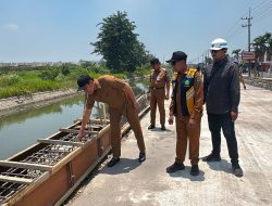 Bupati Subandi Sidak Betonisasi Jalan Kebonagung-Kemasan Krian, Siap Pembetonan