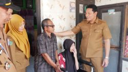 Dua Warga Krian Dikunjungi Bupati Subandi, Bersyukur Dibantu Kursi Rodadan Perbaikan Rumah