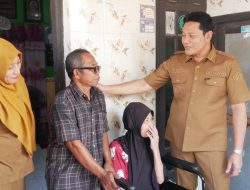 Dua Warga Krian Dikunjungi Bupati Subandi, Bersyukur Dibantu Kursi Rodadan Perbaikan Rumah