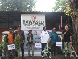 Wabup Mimik Tanam Pohon Manggis di Bawaslu Sidoarjo, Simbol Integritasdan Kejujuran
