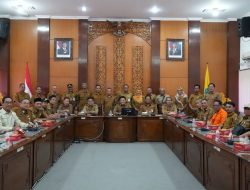 Bupati Subandi Minta Banjir, Jalan Rusak, hingga Sampah di Tulangan Ditangani