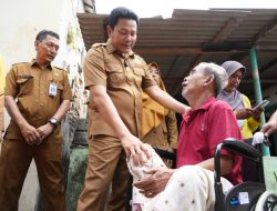 Terisak Haru Terima Kursi Roda dari Bupati Subandi, Sulastri: Saged Damel Mlampah-Mlampah