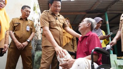 Terisak Haru Terima Kursi Roda dari Bupati Subandi, Sulastri: Saged Damel Mlampah-Mlampah