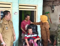 Bantu Mobilitas Warga, Wabup Mimik Salurkan Kursi Roda di Desa Candi dan Sumorame