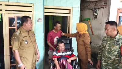 Bantu Mobilitas Warga, Wabup Mimik Salurkan Kursi Roda di Desa Candi dan Sumorame