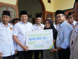 Bupati Sidoarjo Serahkan Santunan BPJS Ketenagakerjaan kepada Keluarga Kepala Desa Tropodo